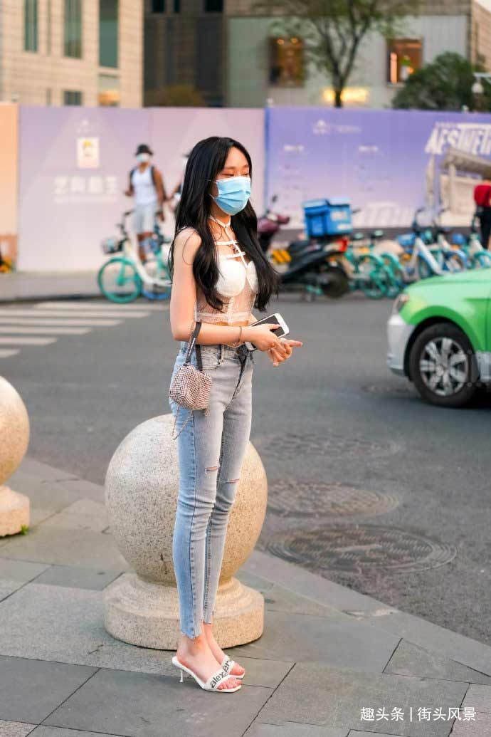 小姐姐真会穿！蕾丝“眼镜”衣直接穿出门，搭配牛仔裤真个性！