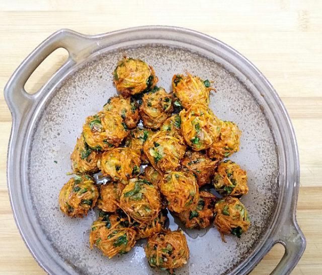 胡萝卜|胡萝卜香菜丸子,用胡萝卜炸成丸子,外脆内软,香酥极了