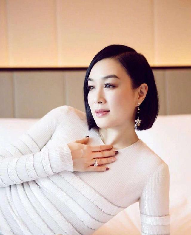 50岁左右的女人，这几种明星发型，显气质还减龄