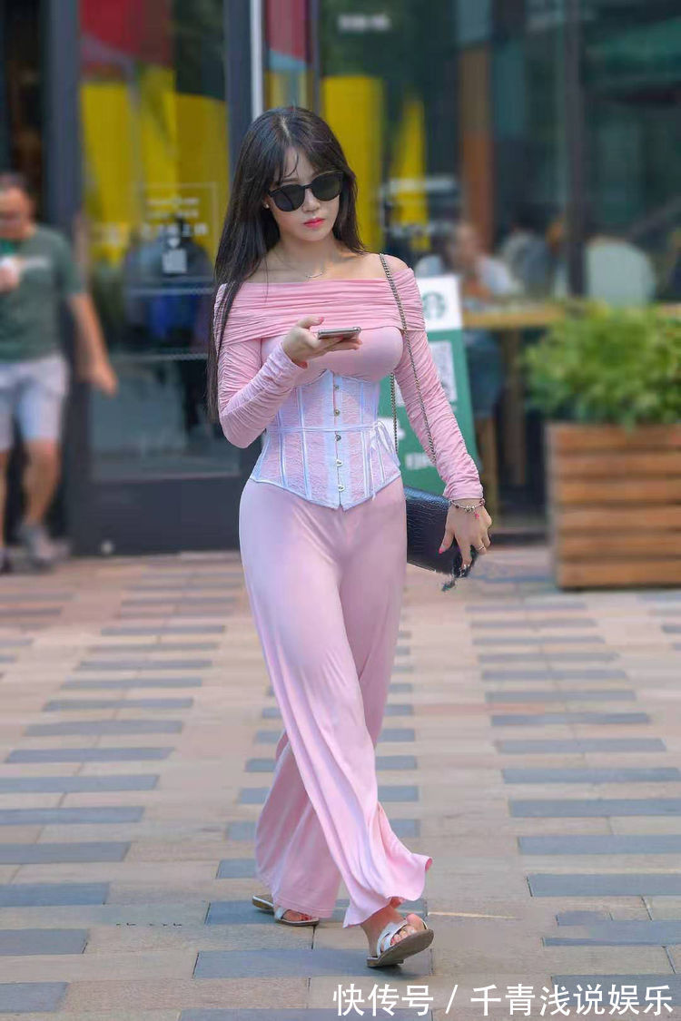 女士 美女脚上搭配一双高跟鞋，多了一些时尚的韵味，显瘦还显高