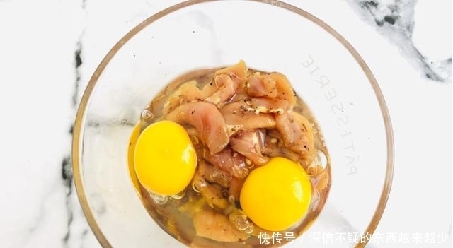 炸酥肉时，不要直接下锅炸，多做一步，酥肉鲜香好吃，越嚼越香