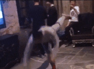 |搞笑GIF图:妹子,去扫大街还这么开心,真是够乐观的