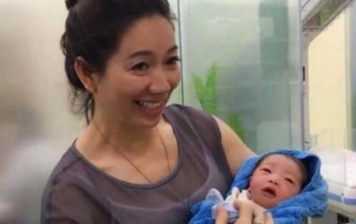 父母|“最嫩外婆”走红,产房外抱外孙,网友:宝妈刚出产房就走了