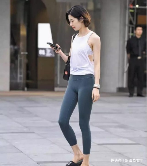 好身材 潮流的打底裤美女，个性潮范又精美，展现出完美好身材