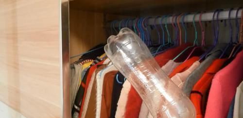 家家户户|赶紧在衣柜里放一个塑料瓶,解决了家家户户的难题,可以告诉家人