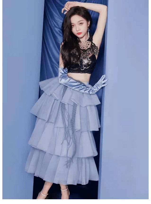 吴宣仪穿透视装拍大片,氛围感十足,咬手指