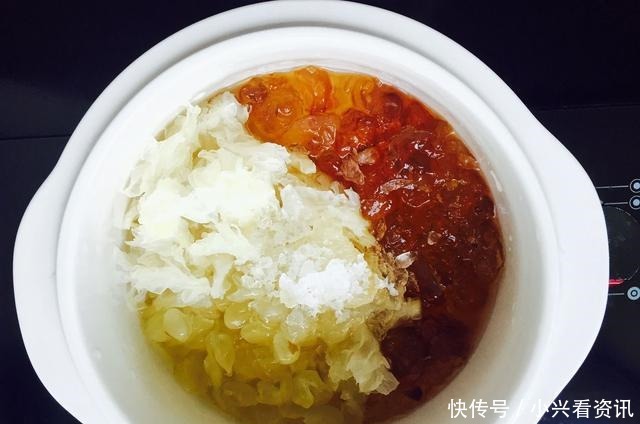 银耳和它俩一起熬,坚持1个月,色斑变淡了,皮肤变得白皙水嫩!
