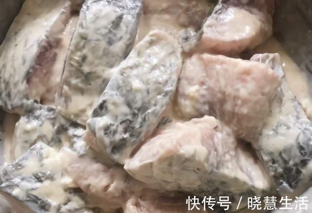 炸鱼时，蘸面粉还是裹蛋液？大厨：都不对，教你正确做法，香酥脆