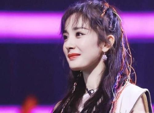 气质|冬天再懒也不要散着头发了,有静电!试试这几款扎发,气质又迷人