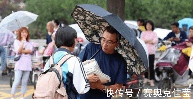 怒批|教授怒批家长的“接送”行为,直言早晚会毁了孩子,家长霸气回怼