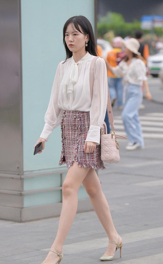 美女街拍:清澈甜美的连衣裙穿搭,尽显女性的柔美