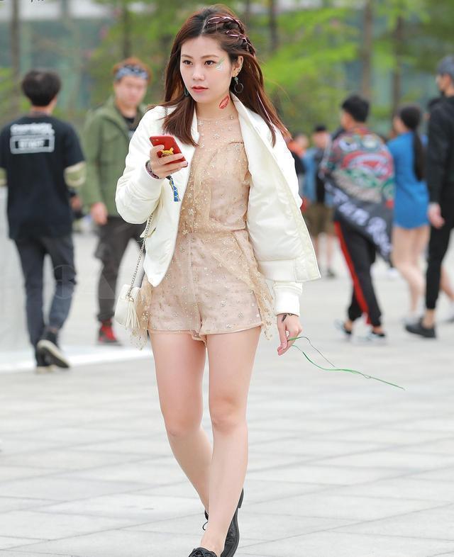 街拍:成熟美女穿一字肩连衣裙,露出白嫩美腿,尽显小女人的妩媚