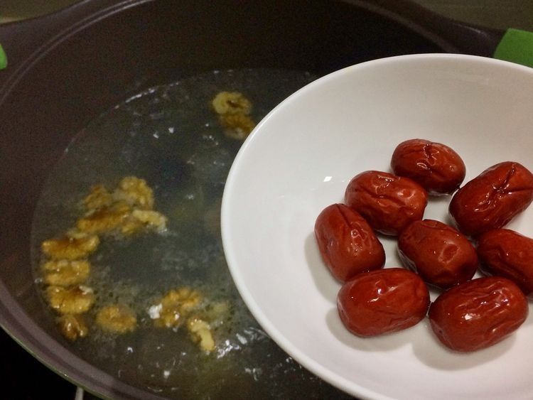 熬一锅核桃红枣乌鸡汤,过个热气腾腾的冬天