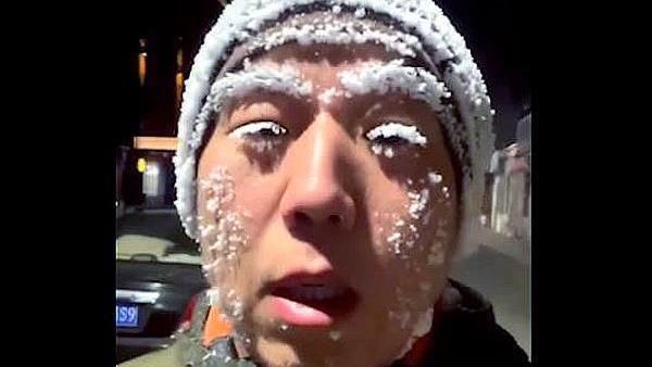 东北人|小伙早上跑步冻成“圣诞老人”,东北人的耐寒属性南方人不服不行