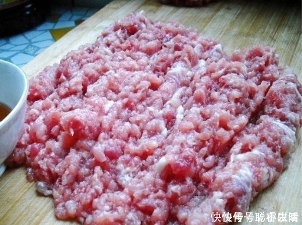 肉丸子不单单只放肉，还要加这一样东西，做出来的丸子才鲜香美味