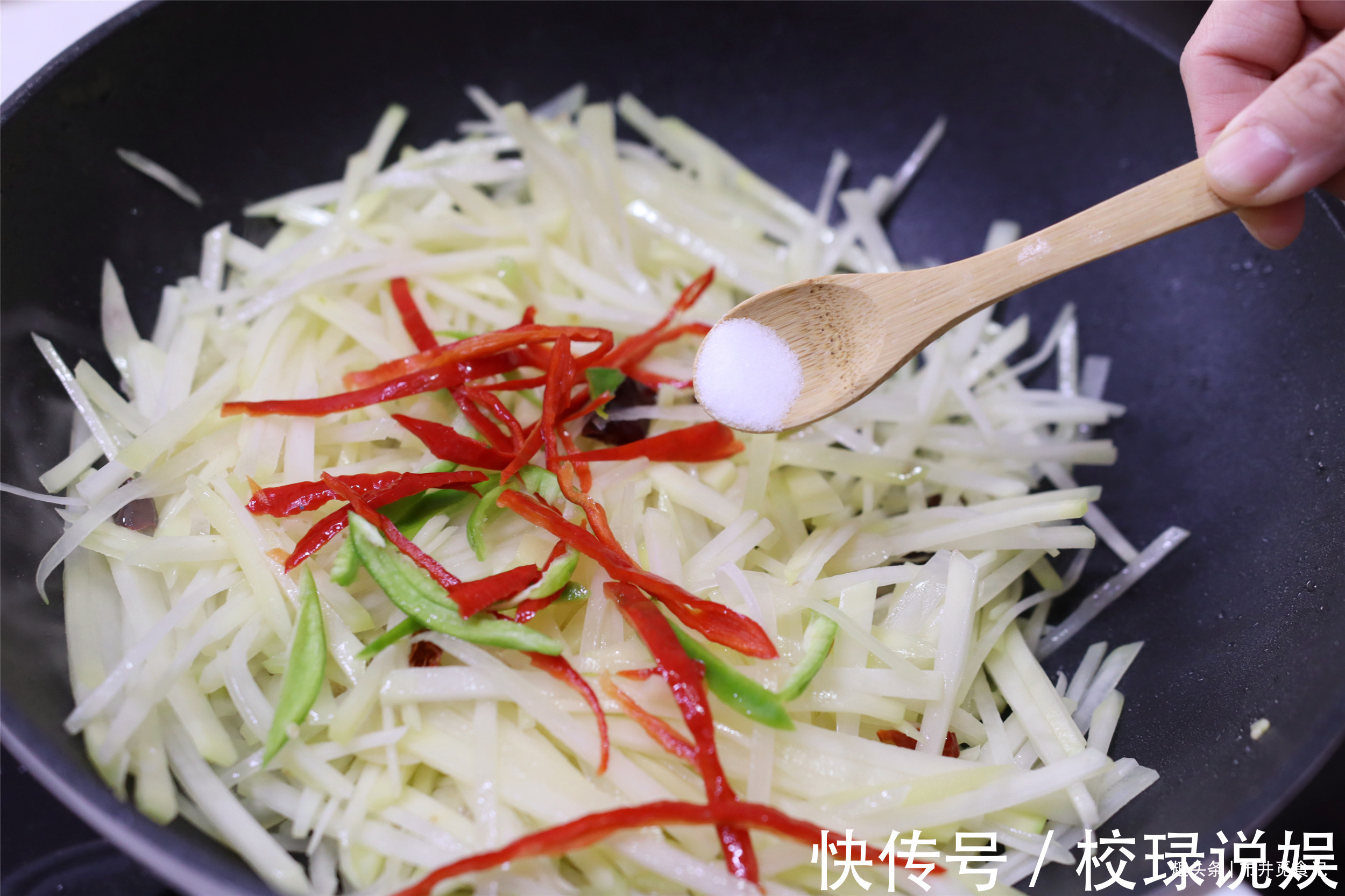 脆爽|炒土豆丝，什么时候放醋焯不焯水弄懂2个重点，土豆酸辣脆爽