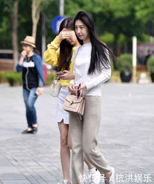 小姐姐|街拍小姐姐短袖衬衫搭配一步裙,简约风格装扮出的自然唯美