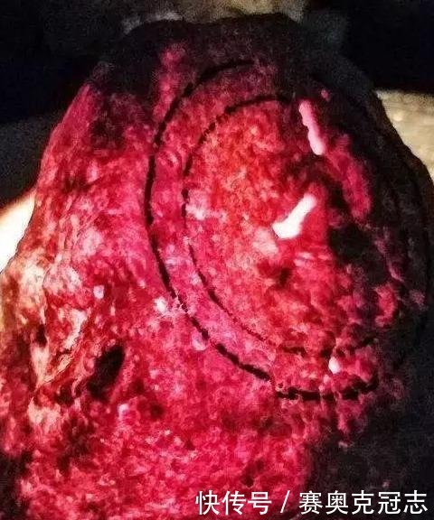 几十万买的石头,切开后水润欲滴,原石就已经美成这样了