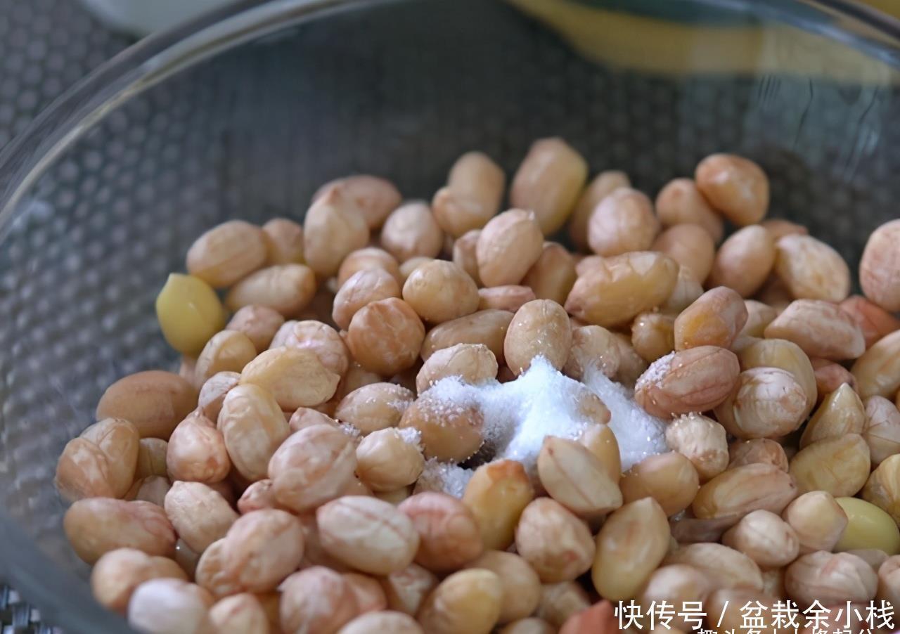生米表面|在家自制盐焗花生米,外皮一搓就掉,干香酥脆,比油炸花生米好吃