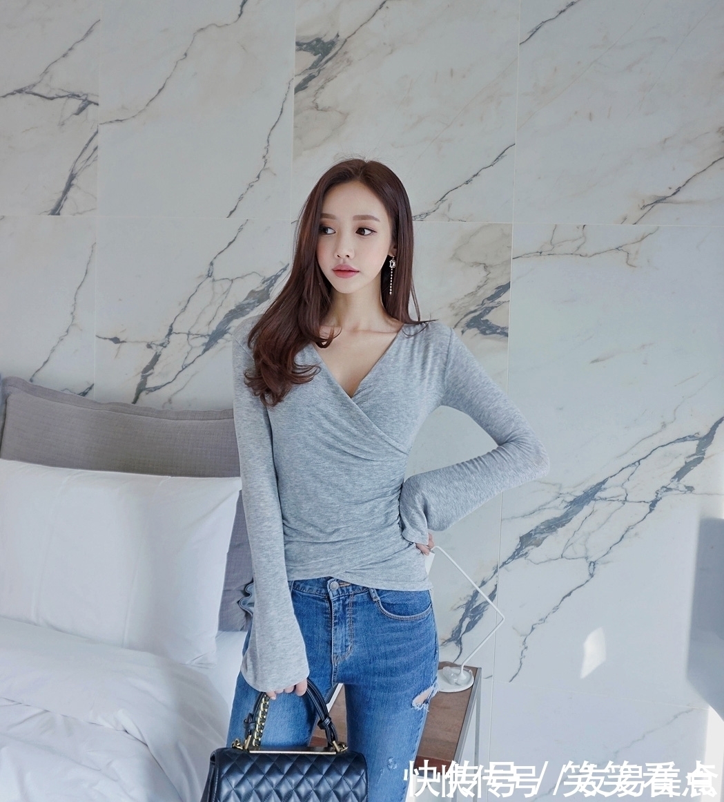 女神 牛仔裤虽然很普通,但是穿在女神身上就变得很美丽,人美就是好