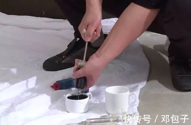 毛笔|“射墨大爷”邵岩：现代书法可以不择手段，毛笔不会写就用注射器