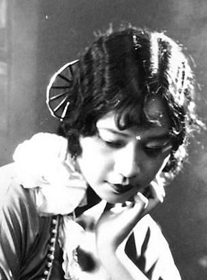 郭沫若走后,妻子清理遗物时发现一张照片,不久便悬梁自尽