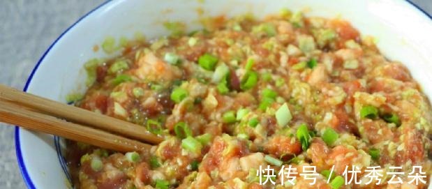 调白菜肉馅时，最忌用盐杀白菜，教你饭店不外传配方，鲜香又多汁！