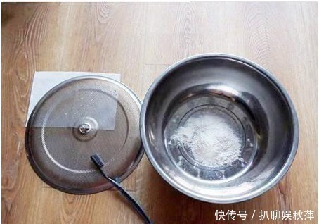 锅盖|锅盖上边一层油不好清洗怎么办?不用一滴洗洁精,缝隙也能擦干净
