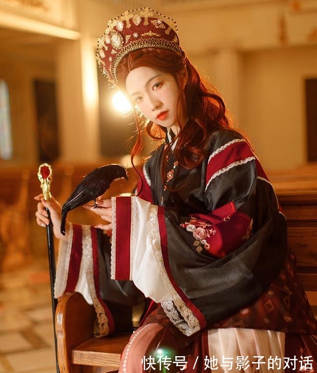 口红$十里穿汉服扮“红桃皇后”,网友让你模仿,没让你超越!