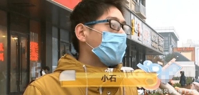 情侣高兴吃火锅,虾滑里吃出带血创可贴,老板做法真带劲!