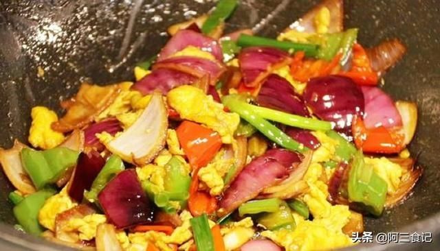 青椒籽|2个鸡蛋,1个洋葱,教你做最解馋的家常小炒,好看又好吃,超下饭