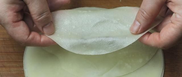 饺子皮别包饺子了,试试这种特色做法,一卷一烙,出锅被抢光
