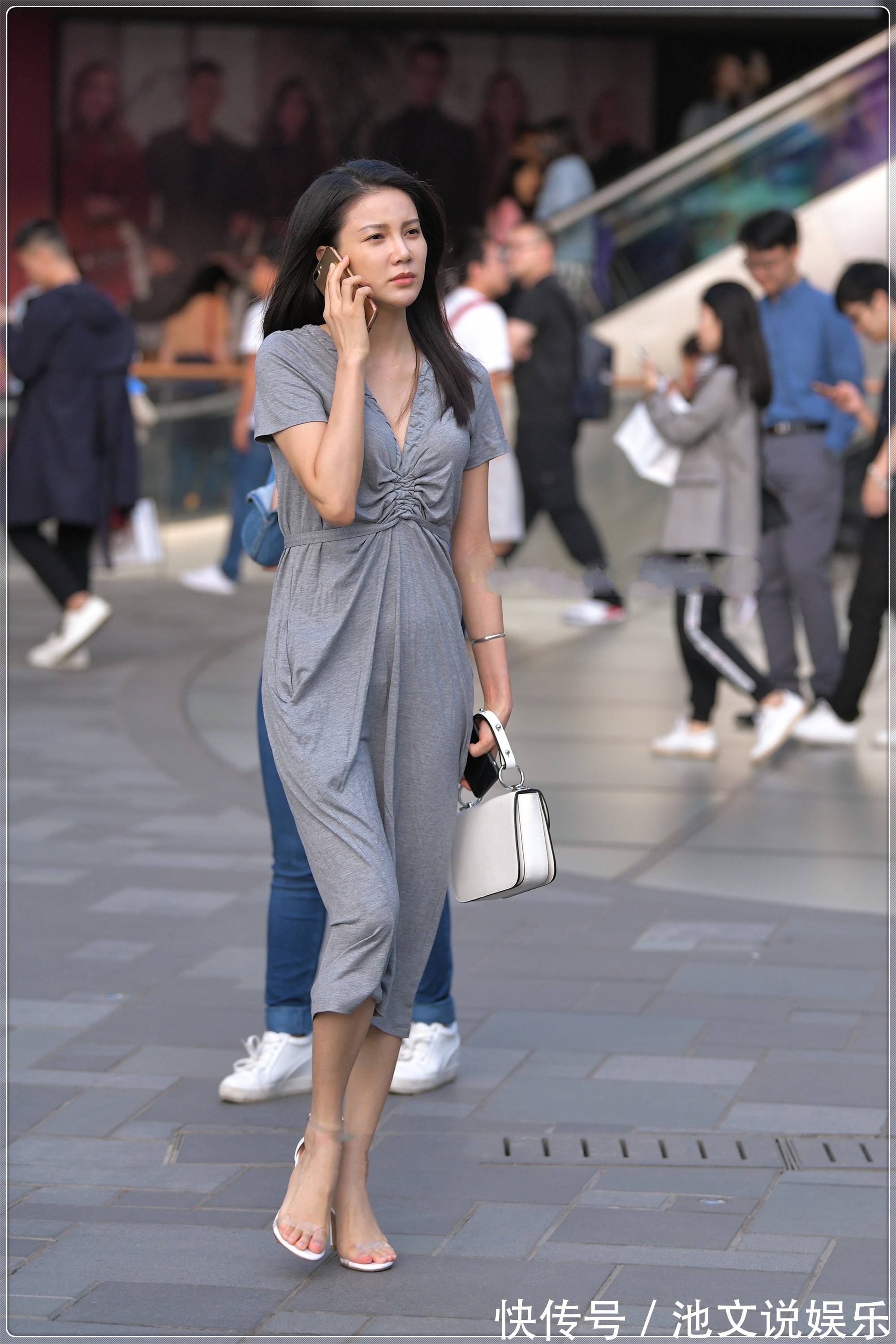 凉鞋 灰色莫代尔长裙搭配透明凉鞋,贴身舒适,质感十足