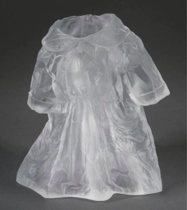 时装秀|艺术家用500斤玻璃做出重磅婚纱，惊艳时装秀，网友吐槽透明的怎么穿