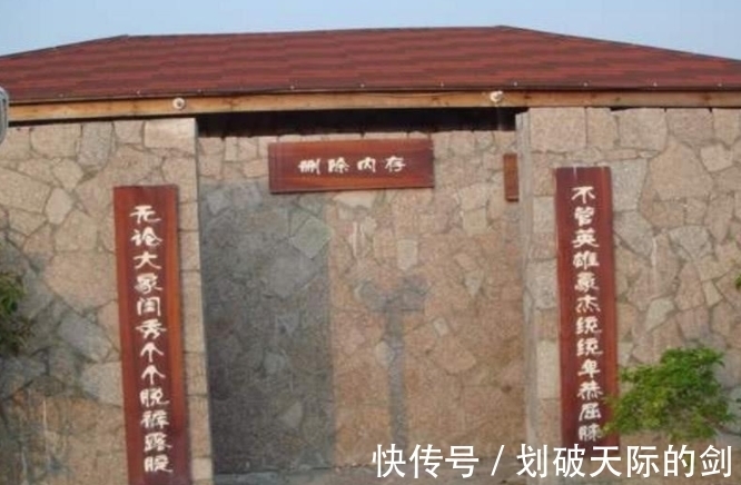 堪称经典!厕所门口挂着这样一对联,上联“来人不蹲就站”,下联堪称经典