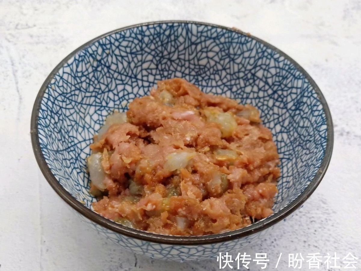 紫甘蓝汁|饺子的创意新吃法，双色水晶饺，晶莹剔透，看上去就有食欲