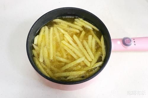 土豆薯条，学会在家随便做，一样外酥里嫩滋味浓，一次吃个够