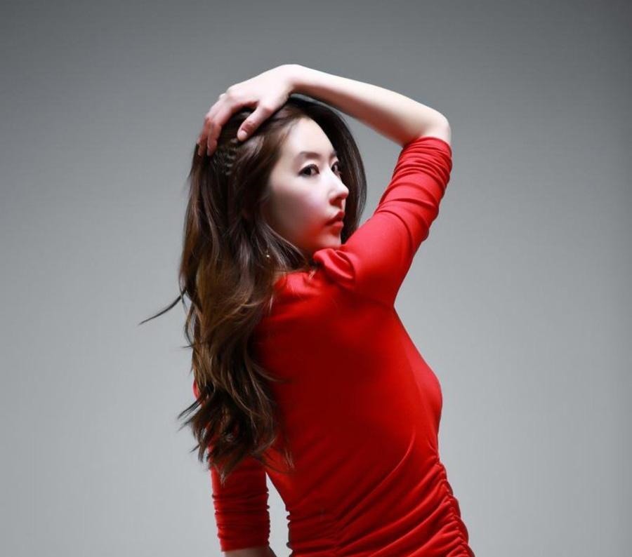 小姐姐爱穿连衣裙,尽显玲珑完美身段,散发女神的优雅魅力!