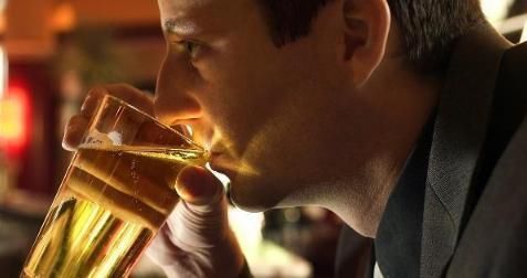 总爱喝酒的人,身体若出现此6种异常表现,占一个,就要戒酒了