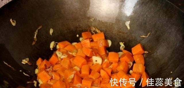 胡萝卜最好吃的做法,我家秋天经常吃,出锅连汤汁都不剩