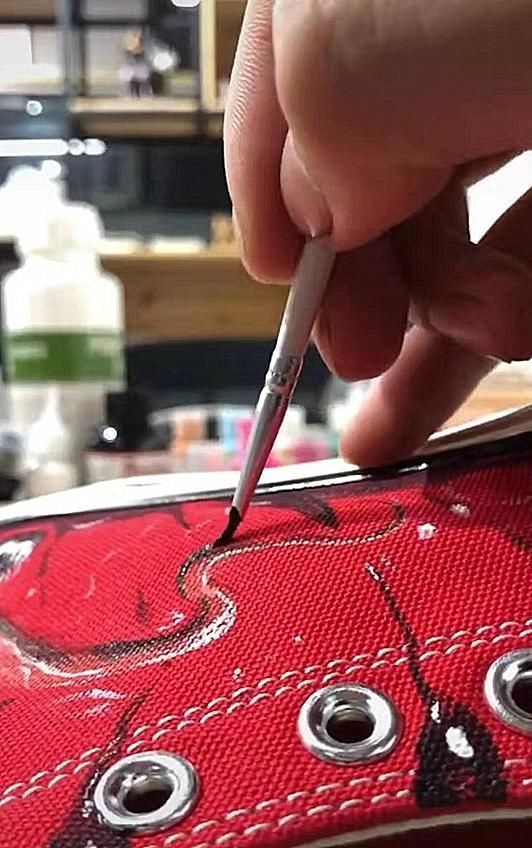 美术生|美术生在匡威上画“毒液”,开始脑子进水了看到成品00后眼红了