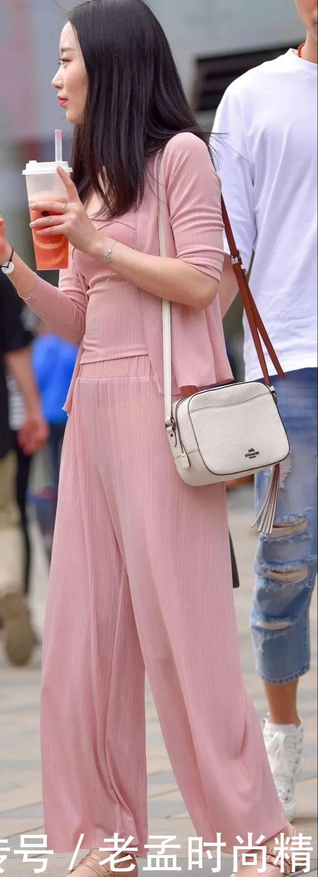 街拍:浅粉色阔腿裤,不仅能凸显小姐姐的温柔气质,还不挑身材,好驾驭