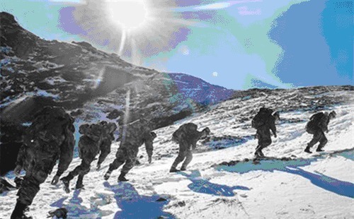 解放军|解放军进驻祖国边疆,发现一队国军,士兵痛哭:你们咋才来换防啊