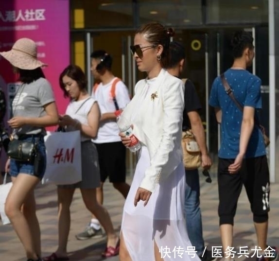 街拍美女:高挑迷人的时尚小姐姐,曼妙穿搭,展现长腿气质!