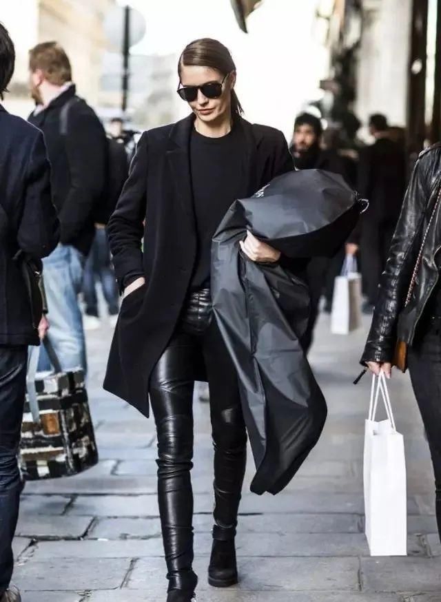 乍暖还寒的初春季节,黑毛衣怎么穿才不土?