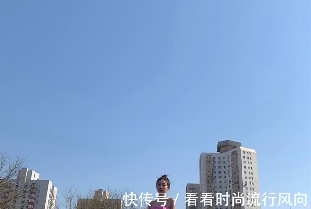 《青春有你2》李子璇穿著熒光粉的吊帶裙大冬天在室外溜達(dá)!