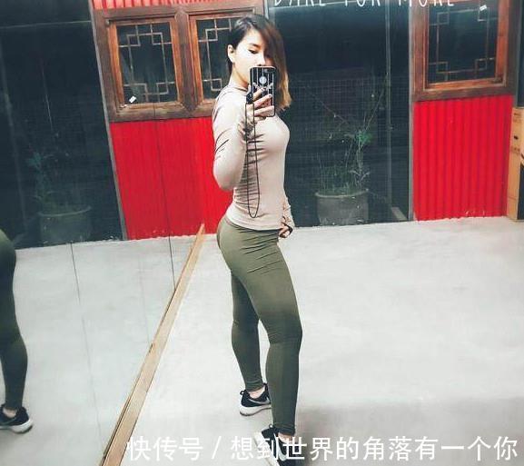 紧身 酷酷的打底裤美女,戴上墨镜更显几分冷艳,魅力十足