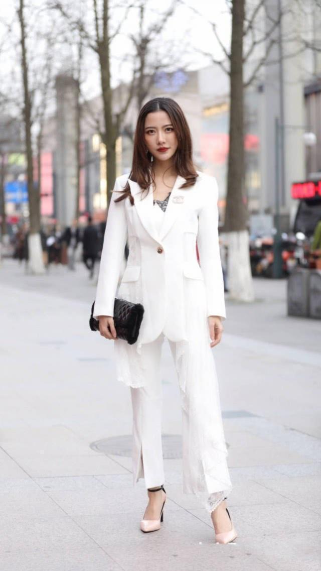 街拍:长发披肩的小姐姐,白色的上衣穿出了气质,很有气场