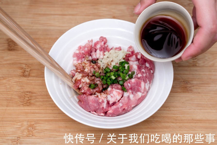 调肉饺子馅,为啥总是又腥又干,很难吃?原来没掌握3个关键技巧