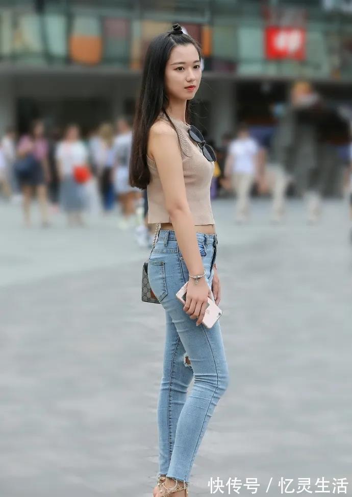 女生们 无袖款T恤,与修身长牛仔裤搭配,时髦有型韵味十足